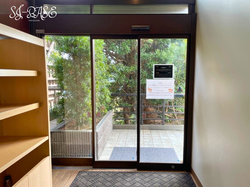 下田東急ホテルのガーデンへ出るガラス扉(注意書きの掲示あり)