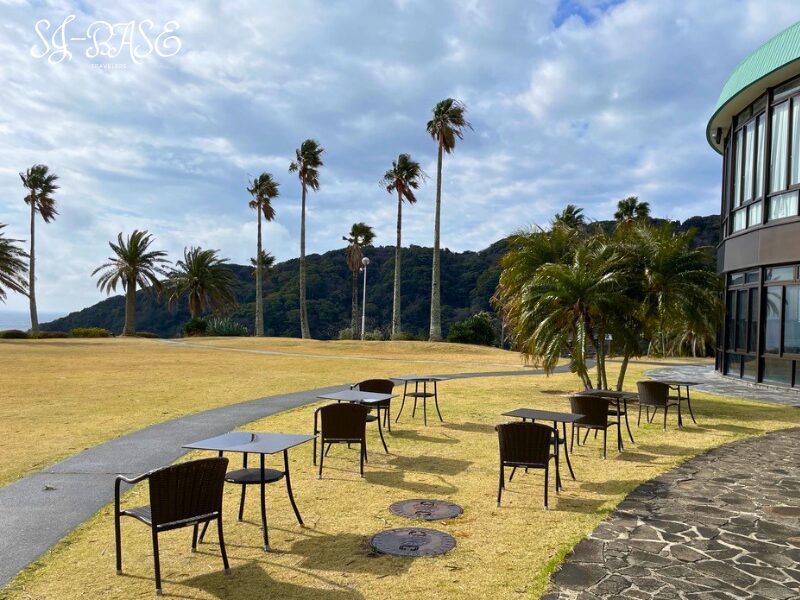 下田東急ホテルのガーデン(芝生にテーブルと椅子が並ぶテラス)