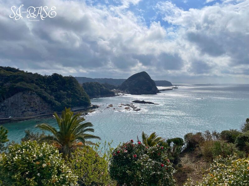 下田東急ホテルのガーデンから望む、陽光に輝く青い海と水平線の絶景