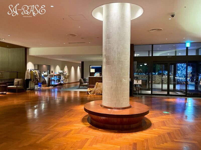 下田東急ホテルの夜のロビー(中央の柱と広い空間)