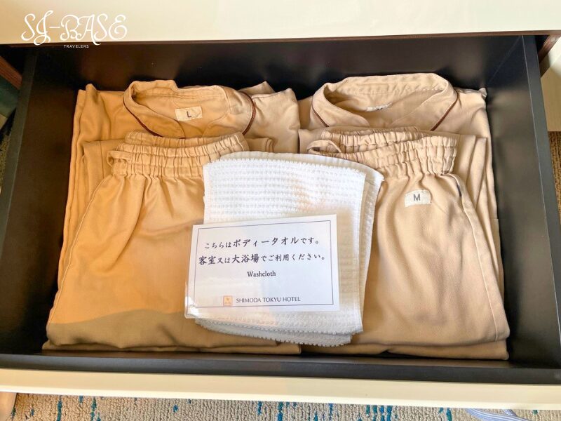 下田東急ホテルの館内着とボディタオル(チェストの引き出し)