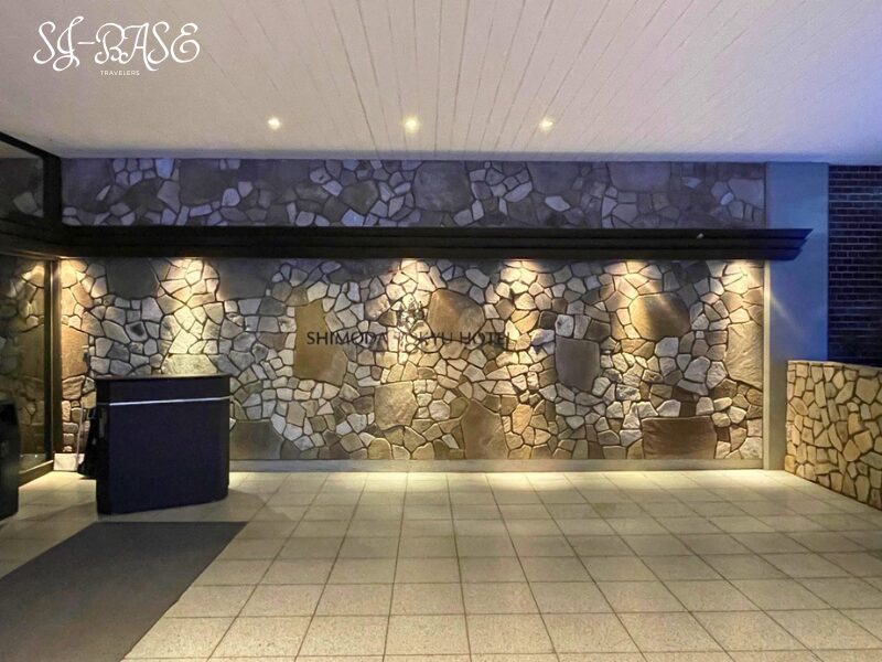 夜の下田東急ホテルの石壁サイン(SHIMODA TOKYU HOTEL)