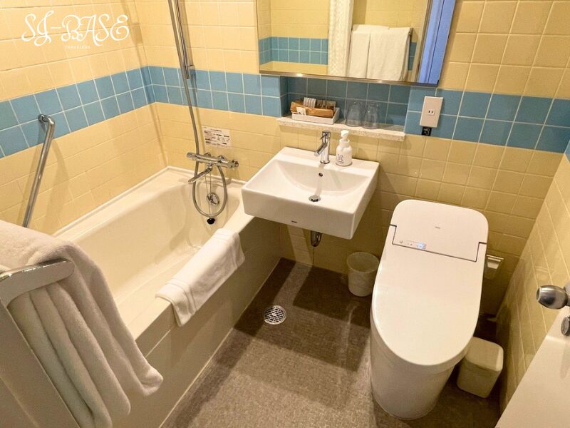 下田東急ホテル 海側スーペリアツインのバスルーム全体(バスタブ・洗面台・トイレ)