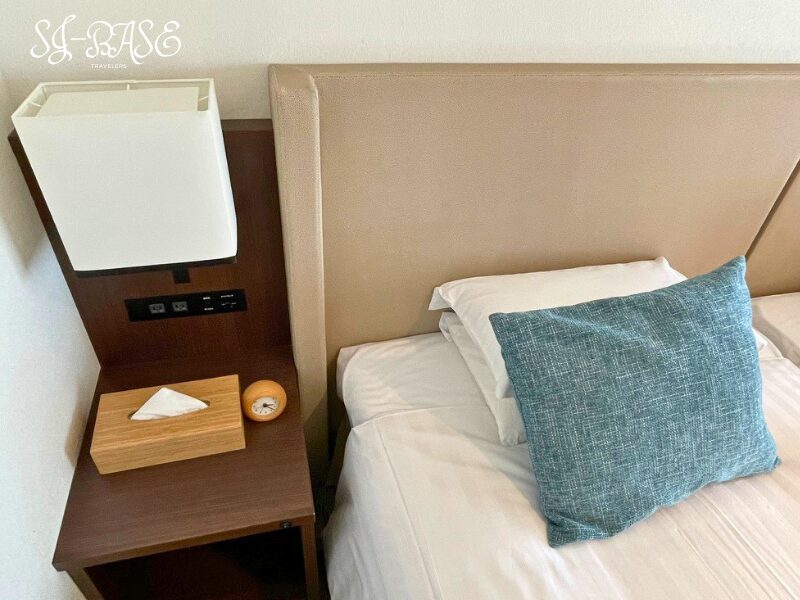 下田東急ホテル 海側スーペリアツインのナイトテーブル(枕元のコンセント付き)