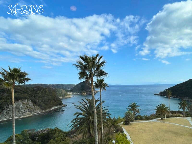 下田東急ホテル 海側スーペリアツインの窓から見える海と青空(ヤシの木と海岸線)