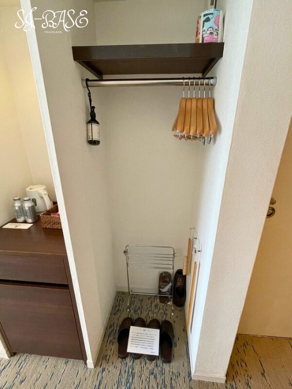 下田東急ホテル 海側スーペリアツインのオープンクローゼット(ハンガーと消臭スプレー)