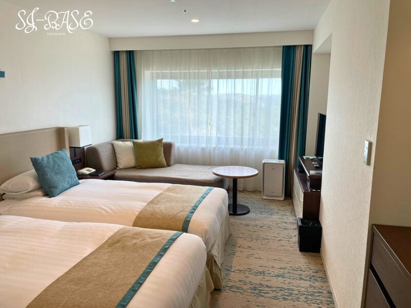 下田東急ホテル 海側スーペリアツインの客室全景(ツインベッドと窓側のソファスペース)