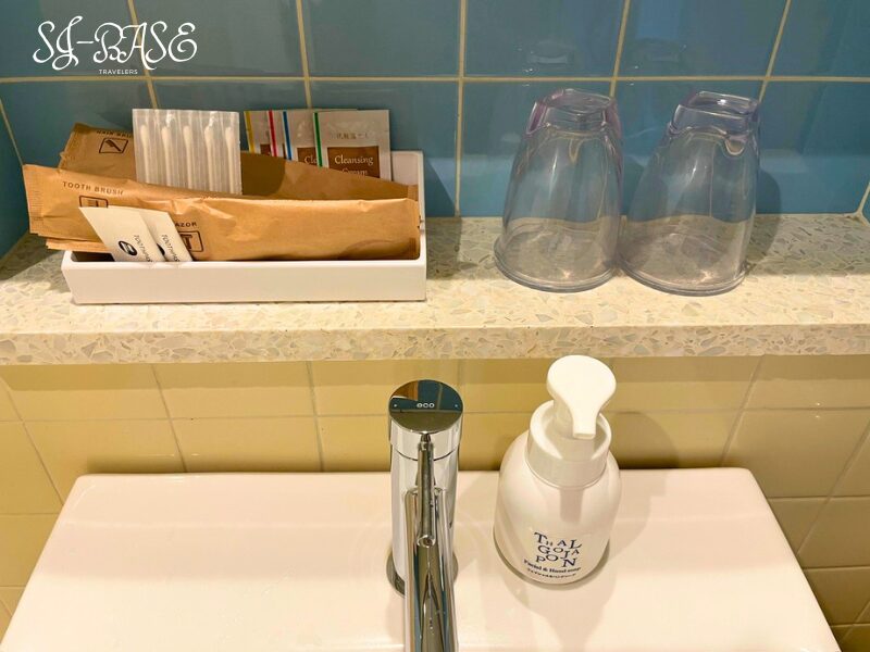 下田東急ホテル 海側スーペリアツインの洗面台とアメニティ(コップ・アメニティ類)