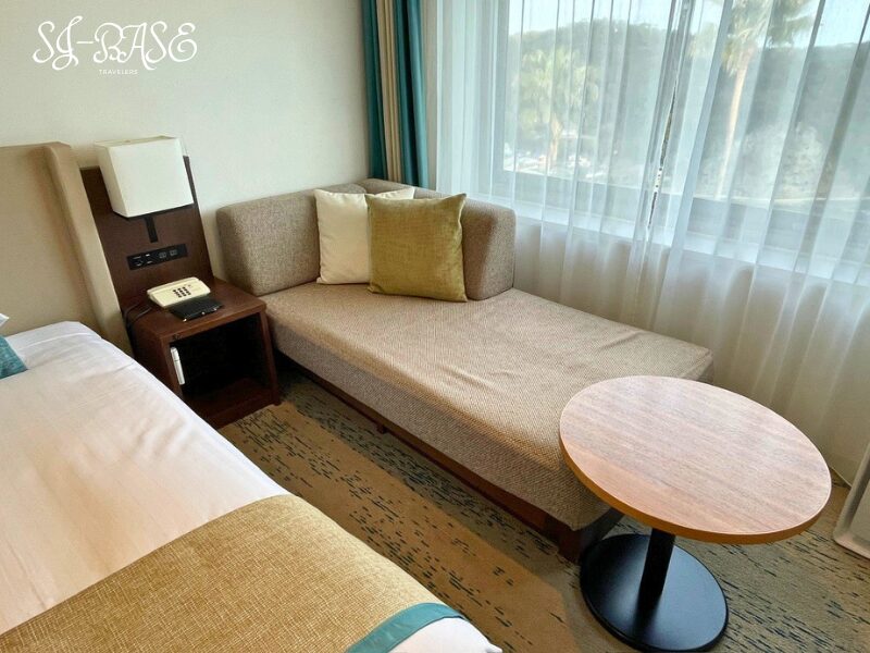 下田東急ホテル 海側スーペリアツインの窓辺ソファと丸テーブル(くつろぎスペース)